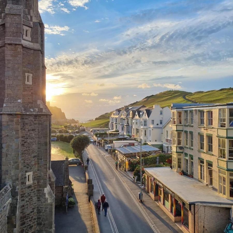 Ocean Backpackers Self-Catering Hostel Ilfracombe Extérieur photo