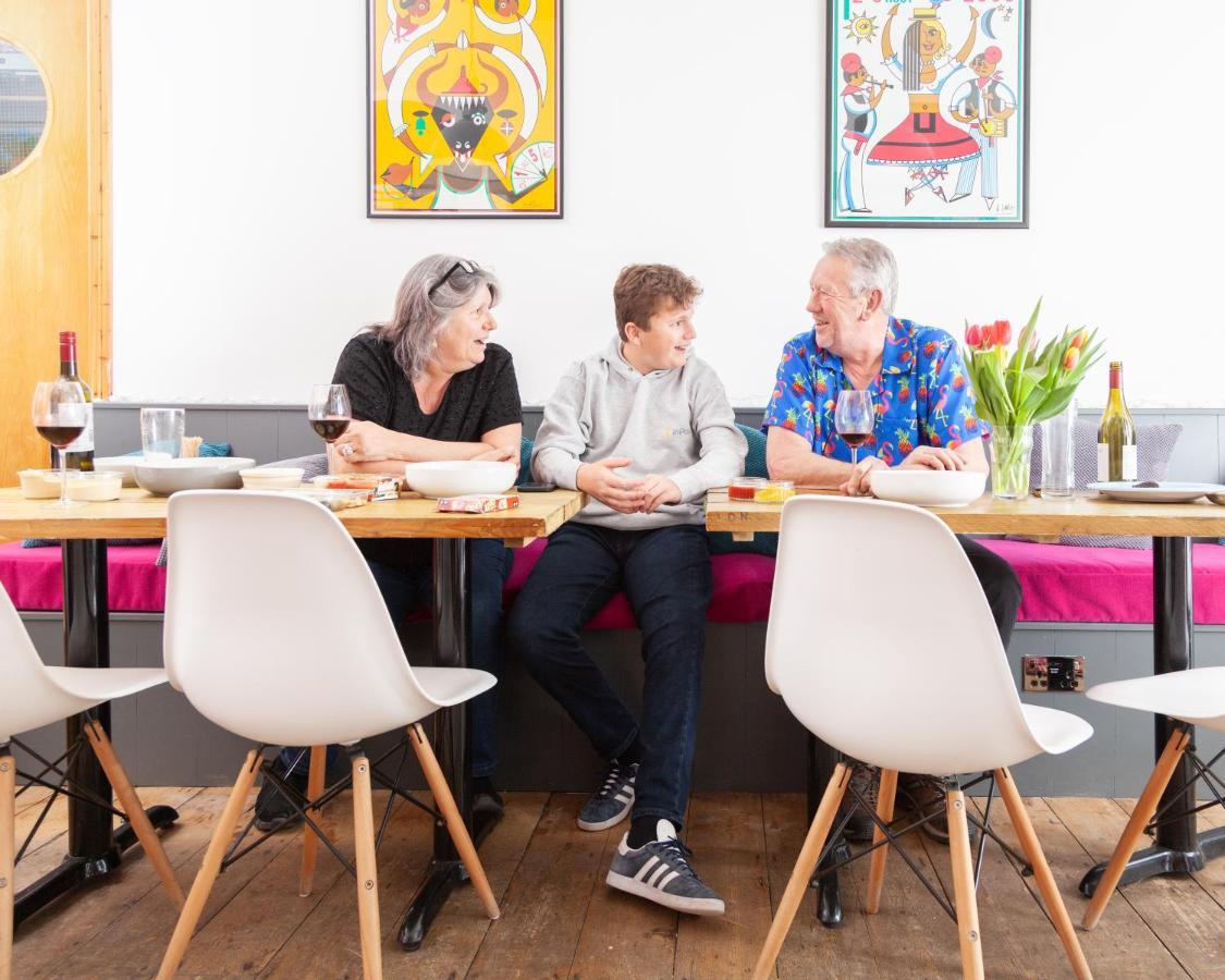 Ocean Backpackers Self-Catering Hostel Ilfracombe Extérieur photo