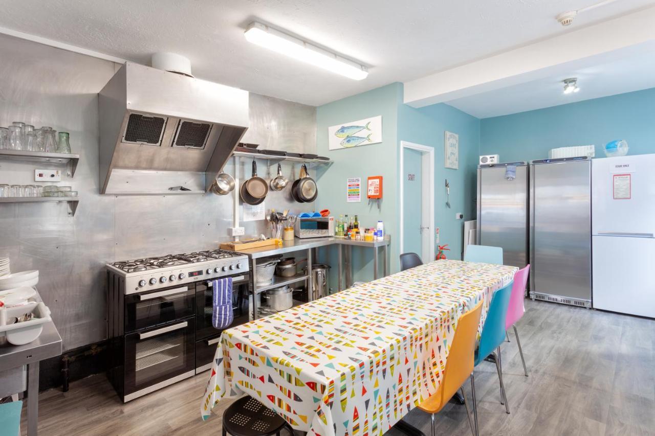 Ocean Backpackers Self-Catering Hostel Ilfracombe Extérieur photo