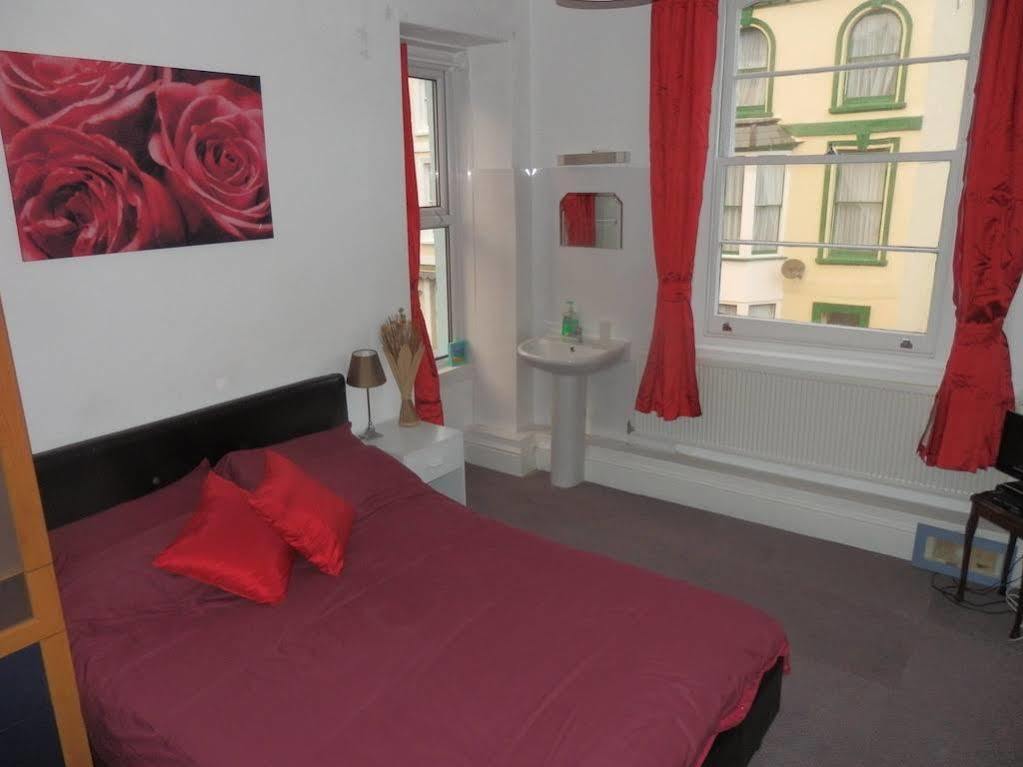 Ocean Backpackers Self-Catering Hostel Ilfracombe Extérieur photo